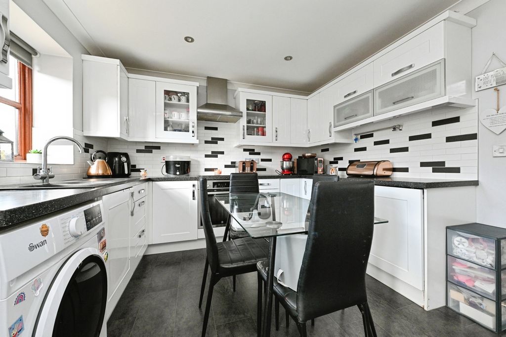 Property photo 2 of 17 Photo