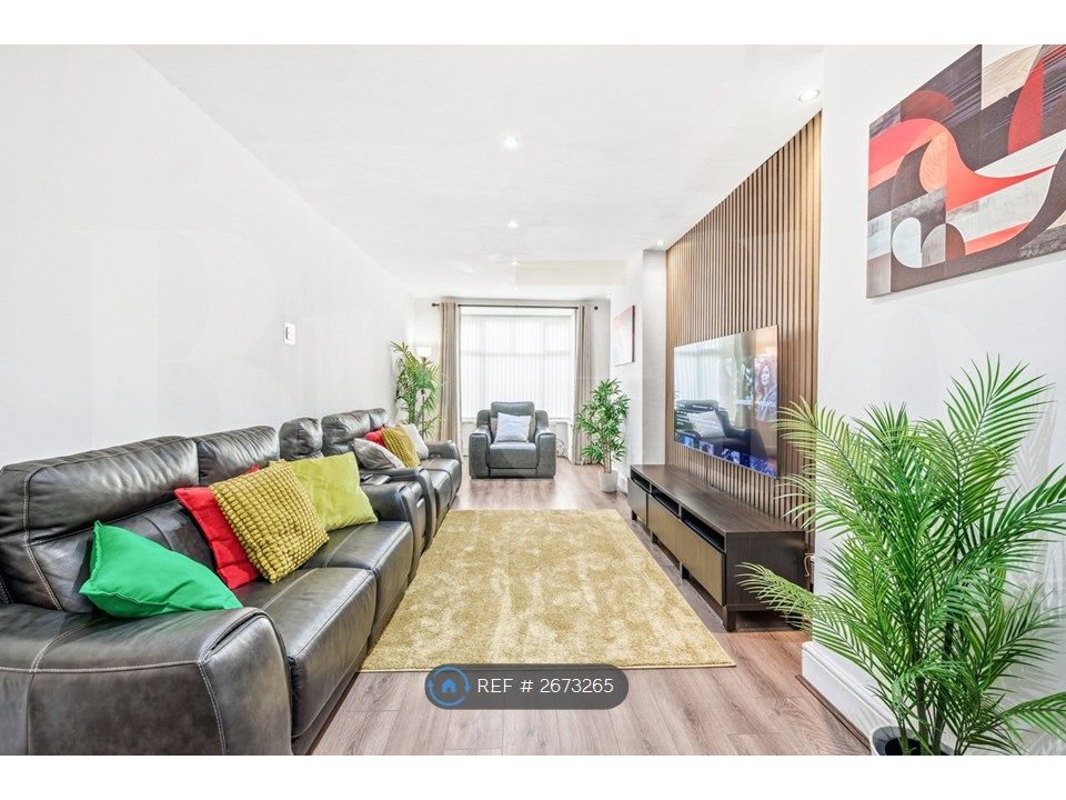 Property photo 3 of 17 Living Room