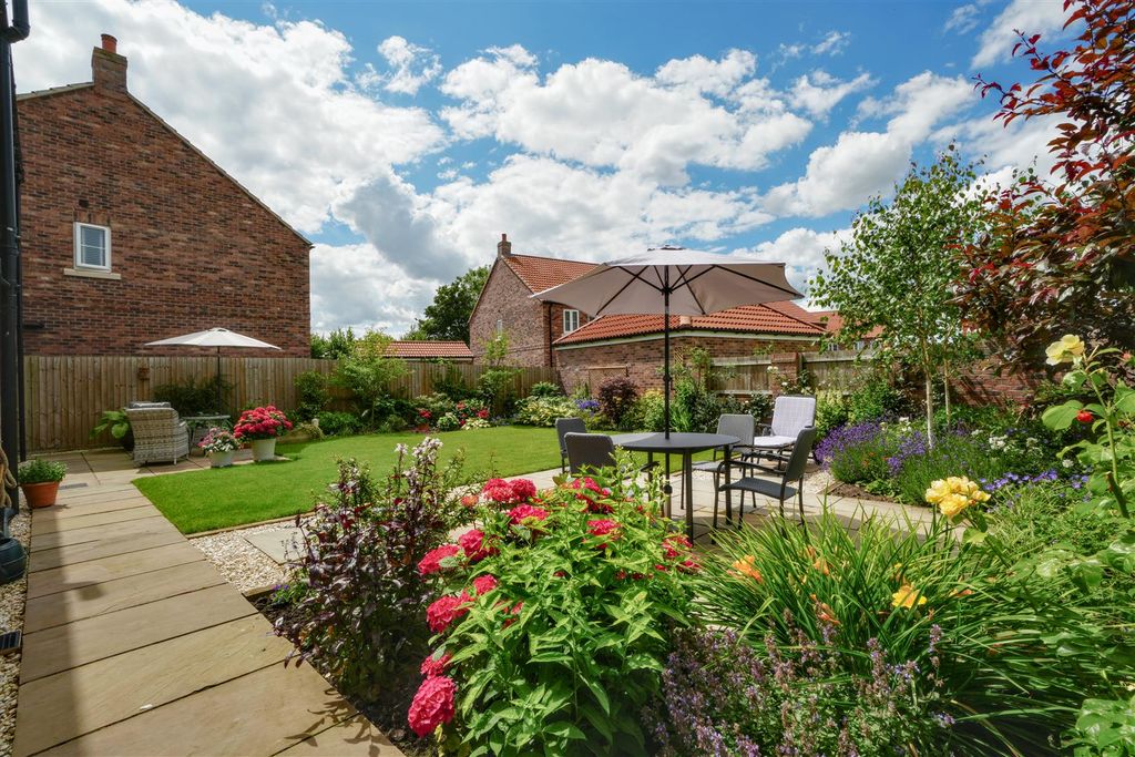 Property photo 2 of 31 External