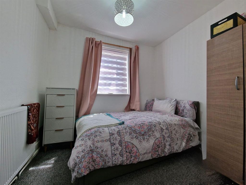 Property photo 3 of 8 Bed 2.Jpg