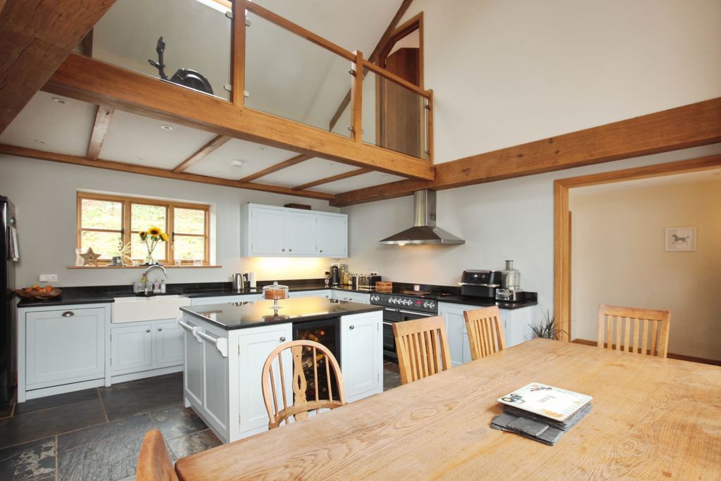 Property photo 1 of 22 Galleried Kitchen
