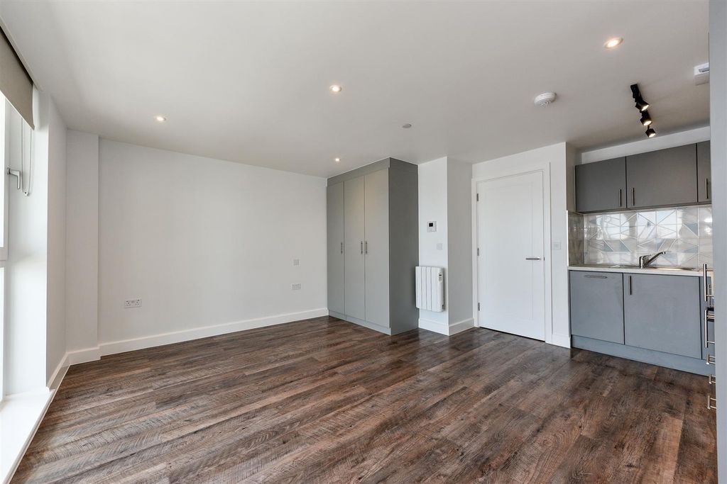 Property photo 3 of 20 Brunel House 1.Jpeg