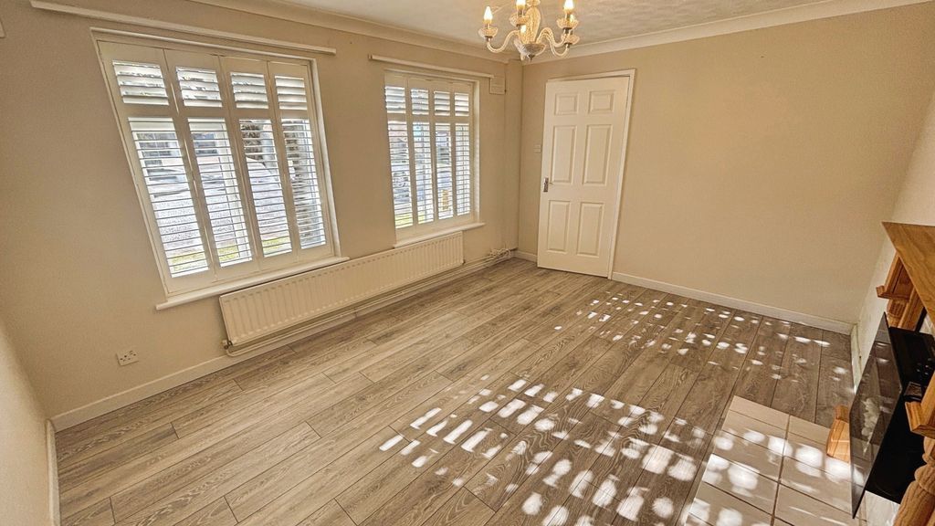 Property photo 3 of 13 Lounge