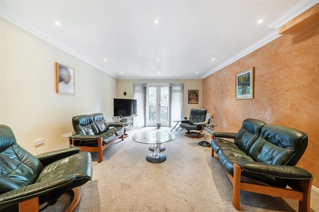 Property photo 2 of 20 Regents Court
