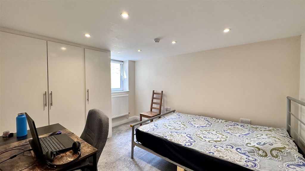 Property photo 2 of 5 Bedroom