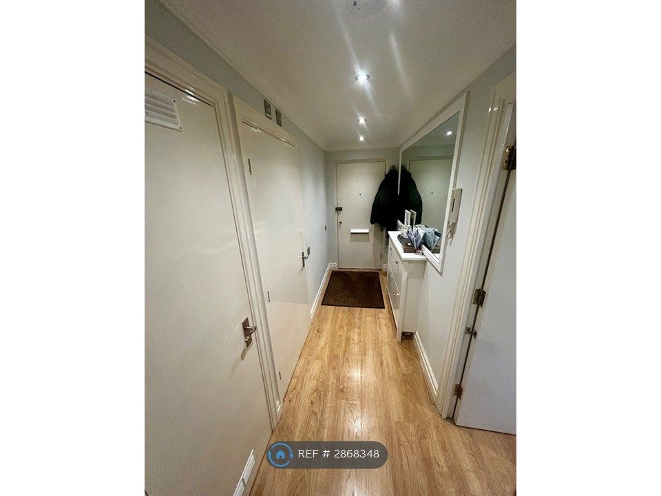 Property photo 2 of 11 Hallway