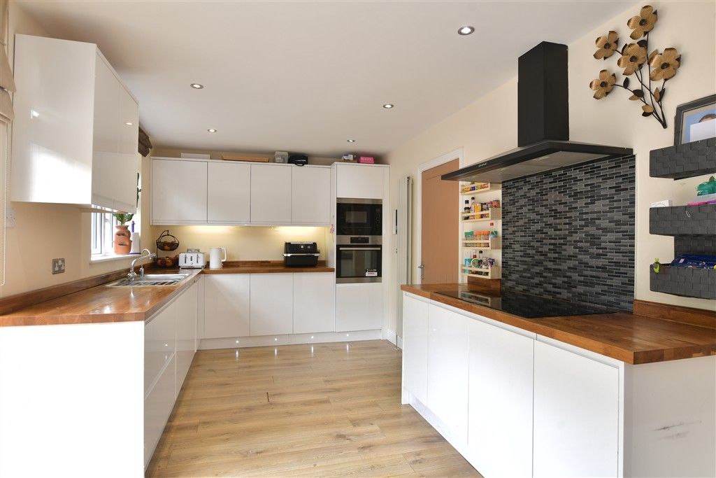 Property photo 3 of 17 Kitchen/Dining Room