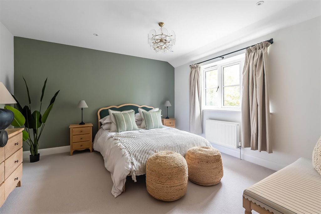 Property photo 1 of 14 Paddock-Grove-21.Jpg