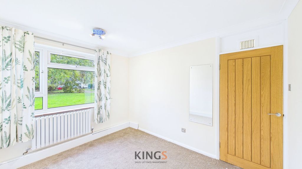 Property photo 1 of 8 Living Room