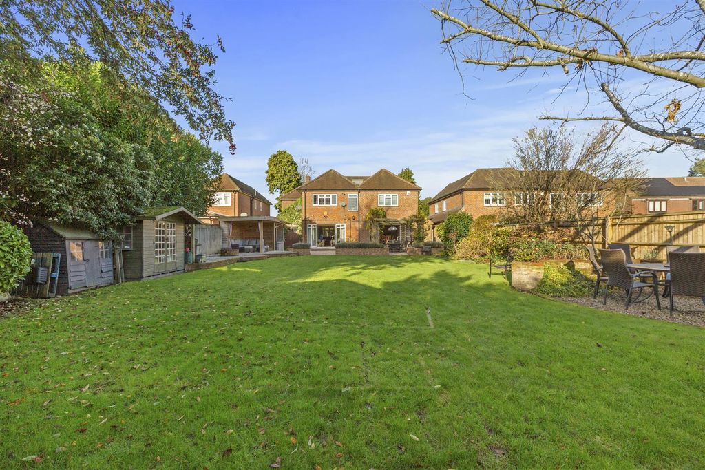 Property photo 2 of 23 25 Marlow Rd, Hp11 1Ta-6.Jpg