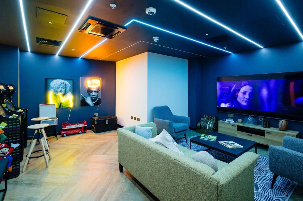 Property photo 3 of 19 Building