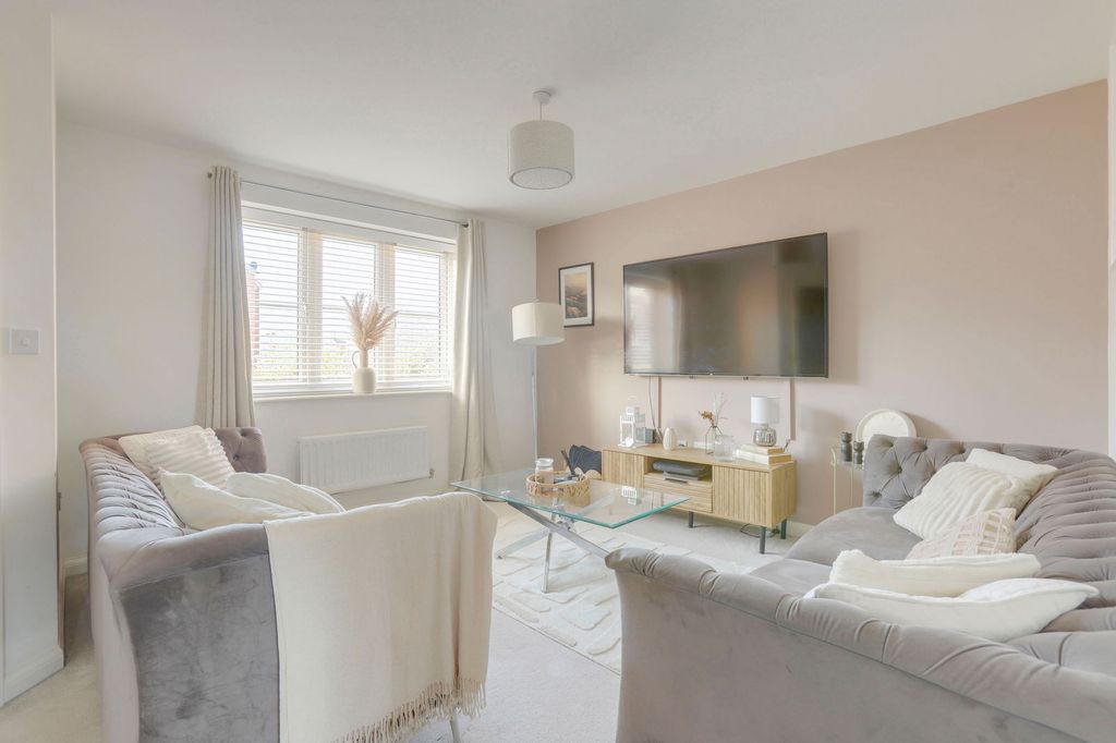 Property photo 2 of 28