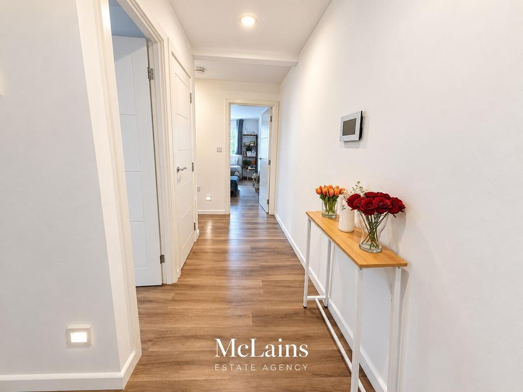 Property photo 2 of 7 Hallway