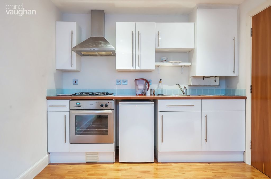 Property photo 2 of 9 Kitchen