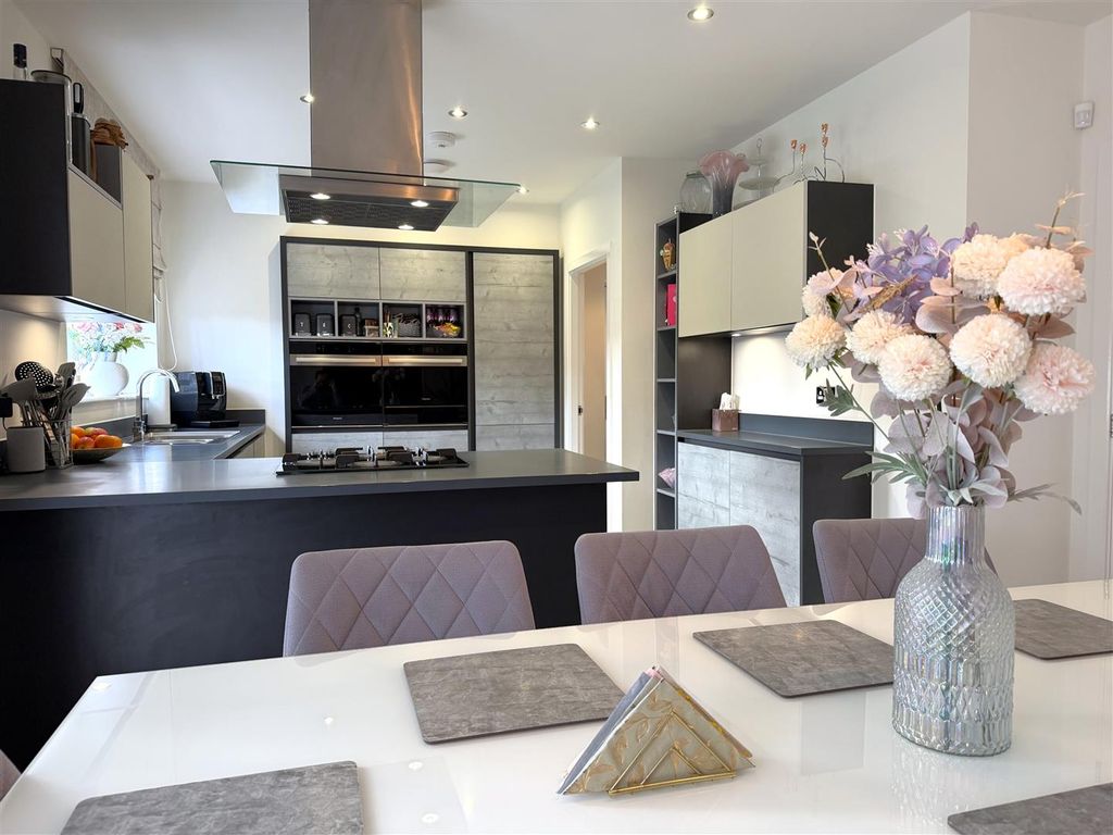 Property photo 2 of 28 Impressive Dining Kitchen 284