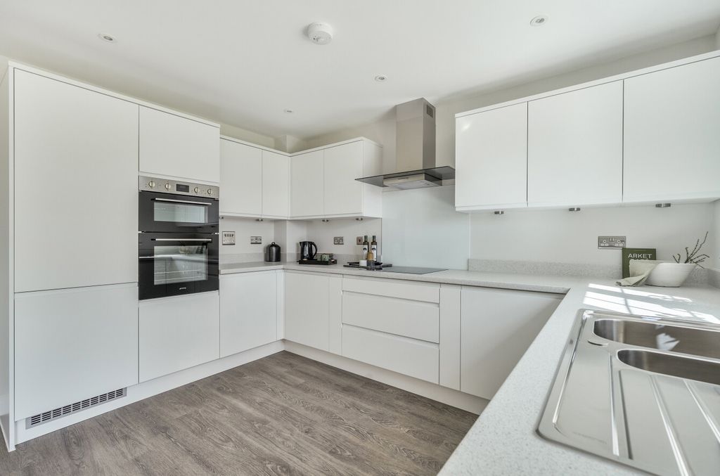 Property photo 3 of 12 1344982-12-68B02c...