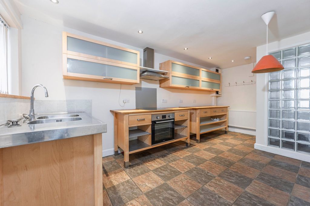 Property photo 2 of 19 Kitchen