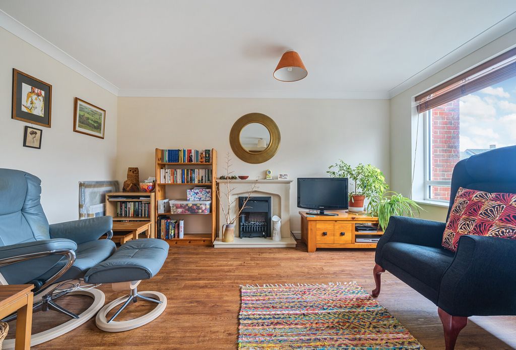 Property photo 3 of 14 1401044-12-6981d7...