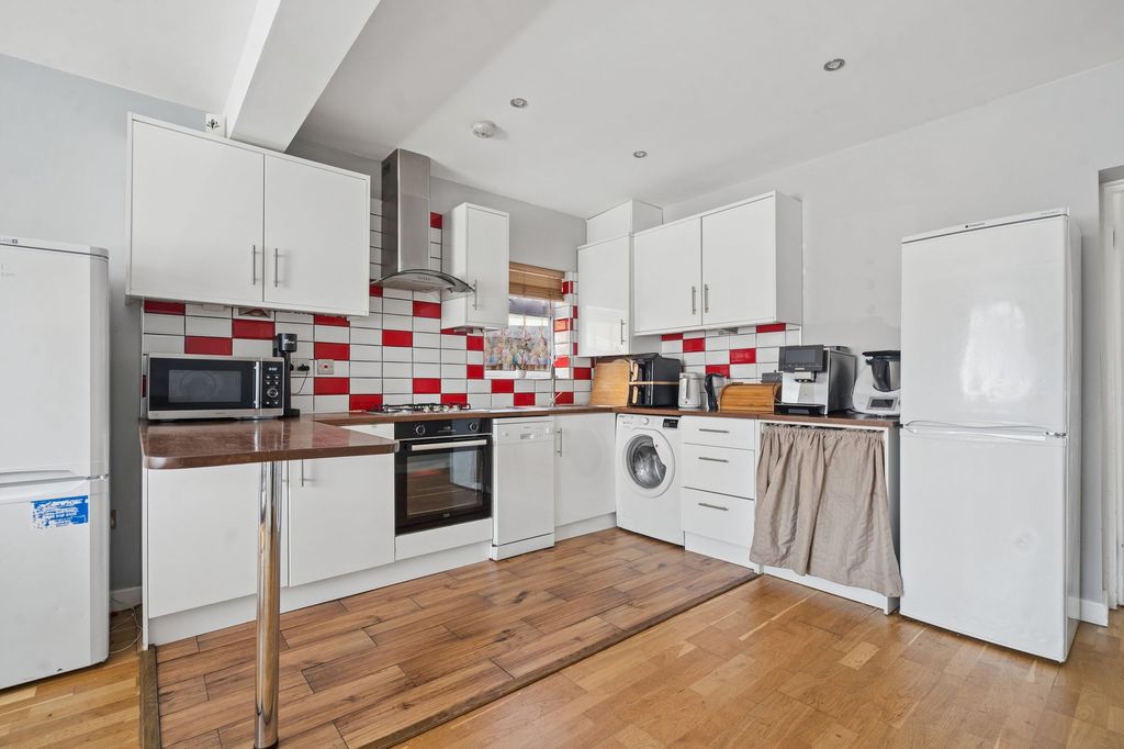 Property photo 3 of 21 Kitchen