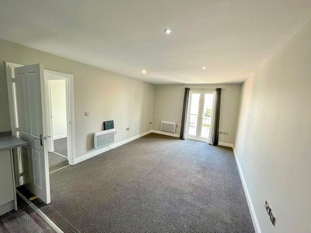 Property photo 3 of 10 Front