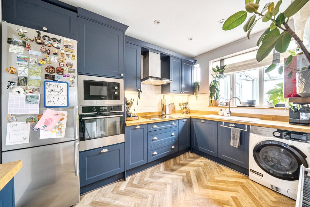 Property photo 2 of 12 1306666-19-684954...