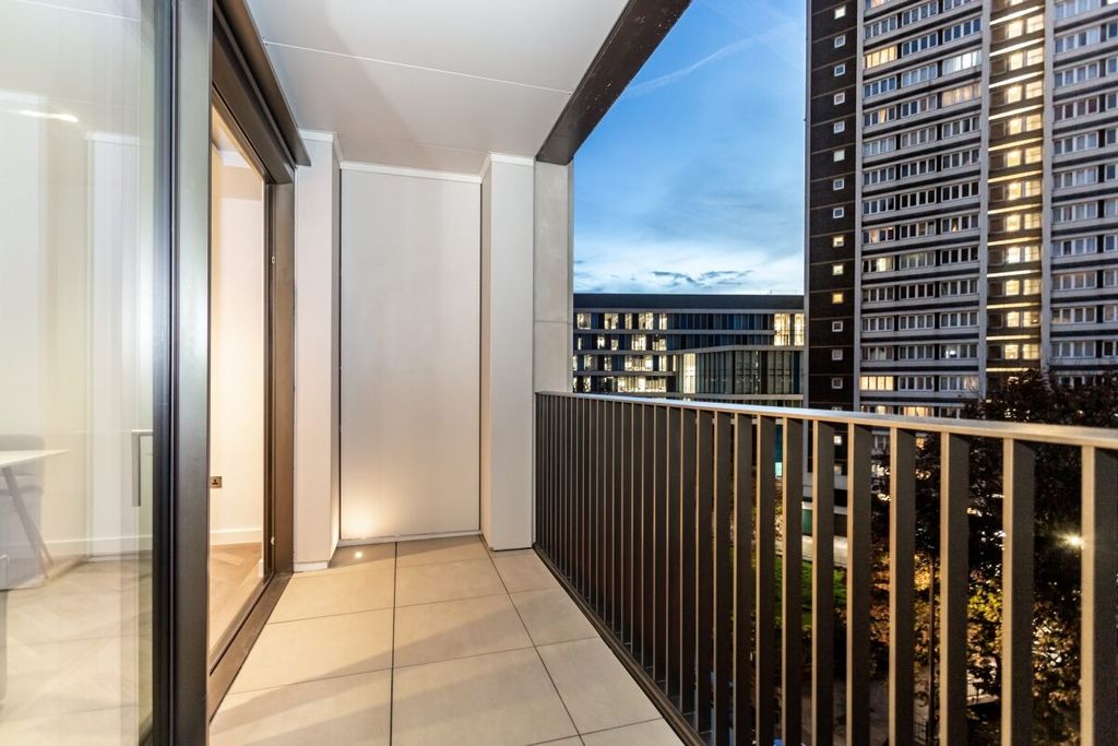 Property photo 1 of 8 23 Asquith House ...