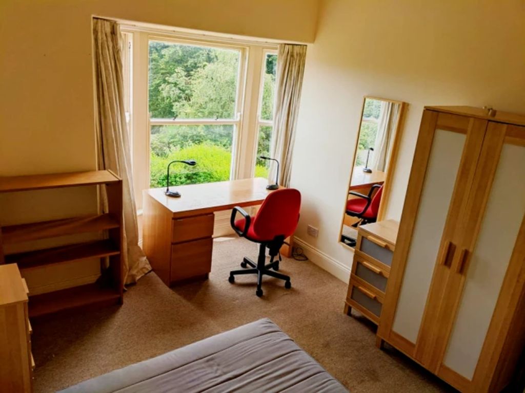 Property photo 3 of 9 A Bright And Spacious Double Bedroom Featuring A S...