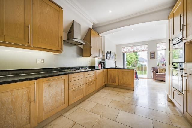Property photo 3 of 10 Kitchen
