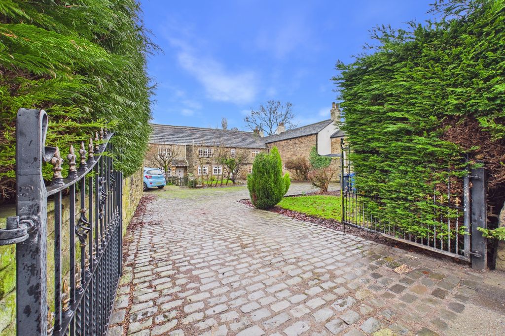 Property photo 2 of 25 Communal Entrance
