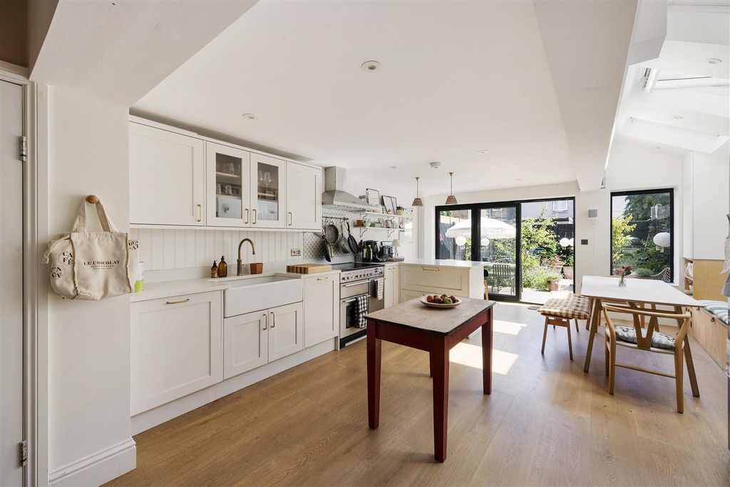 Property photo 3 of 34 The Crescent, E17