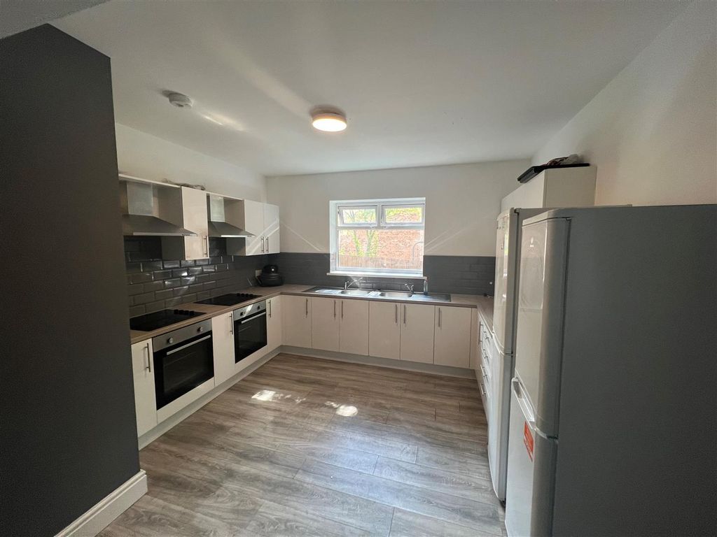 Property photo 1 of 11 121 Cranbrook 5.Jpg
