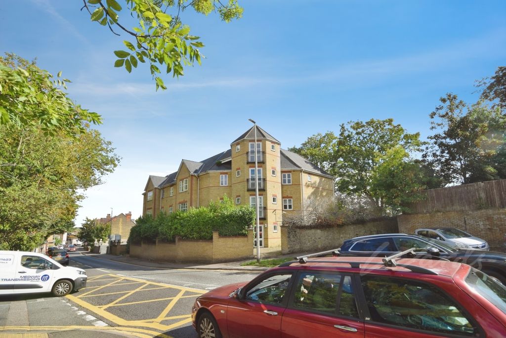 Property photo 1 of 7 London Road Front