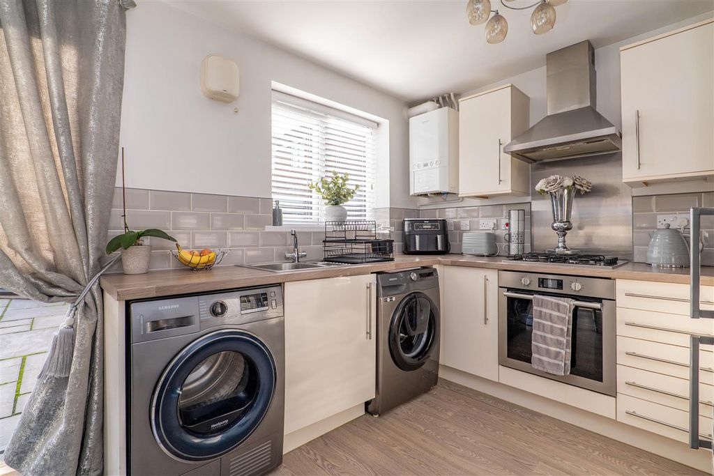 Property photo 3 of 21 Kitchen/Diner