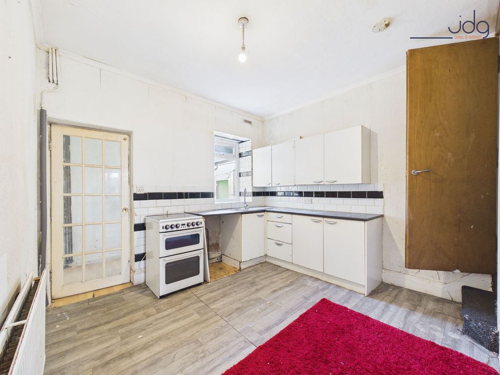 Property photo 3 of 12 Kitchen