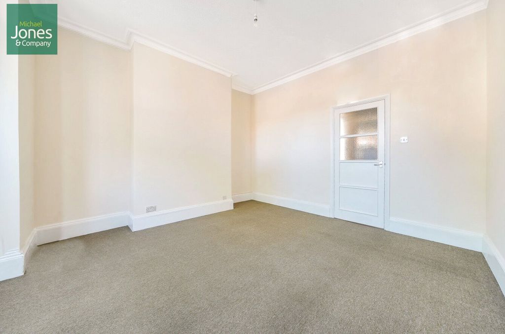 Property photo 3 of 6 Studio Room