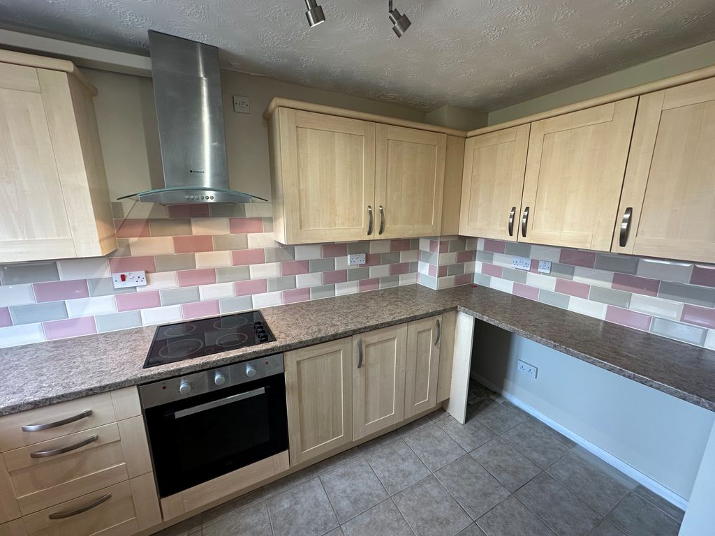 Property photo 3 of 8 Kitchen