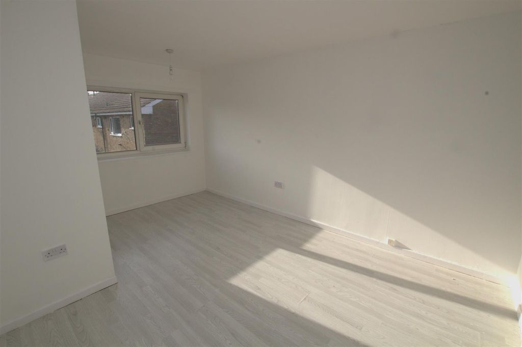 Property photo 3 of 10 Main Bedroom .Jpg