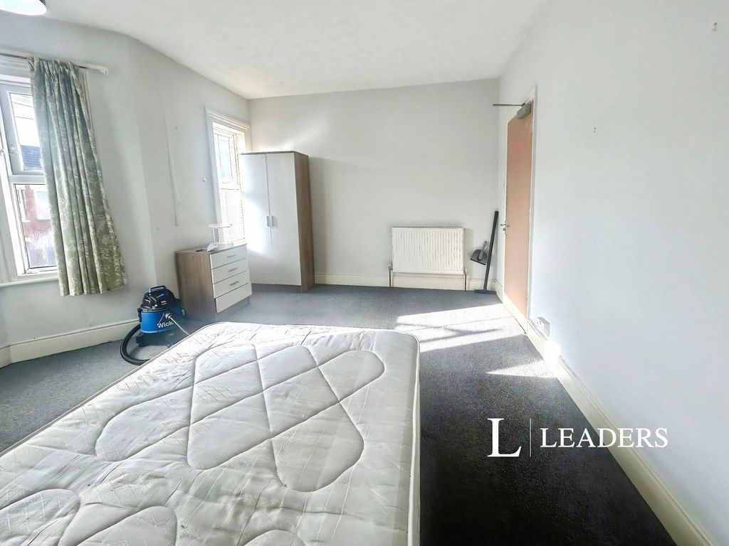 Property photo 3 of 9 F2637F6A-Room 203