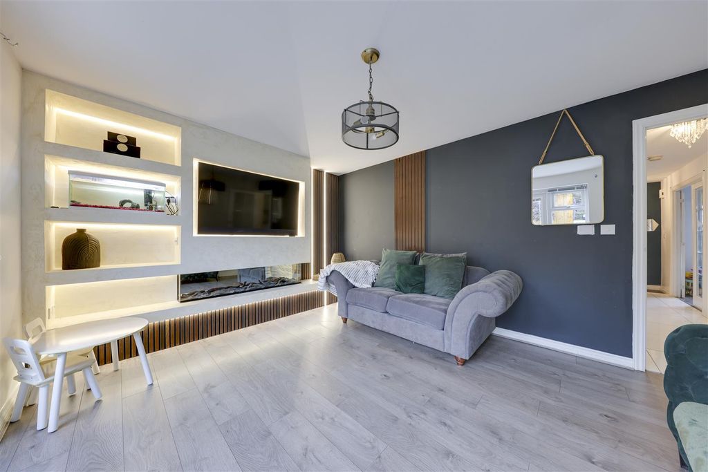 Property photo 1 of 32 Lounge Alt