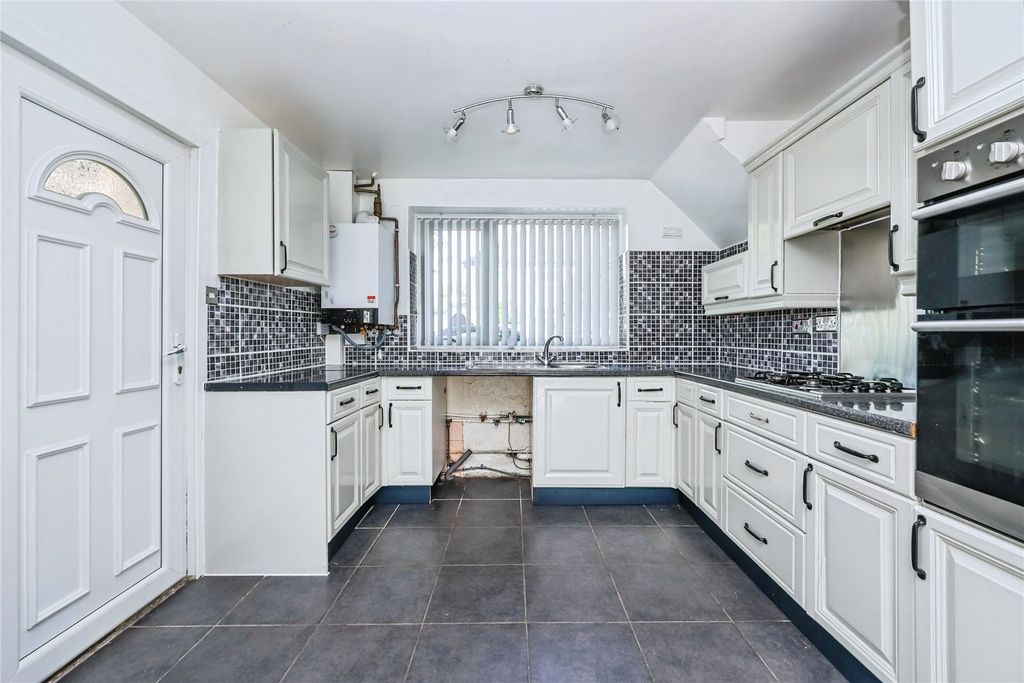 Property photo 2 of 23 Fitted Kitchen