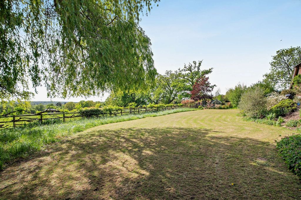 Property photo 3 of 11 Garden 3