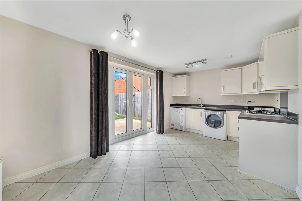 Property photo 3 of 10 Kitchen