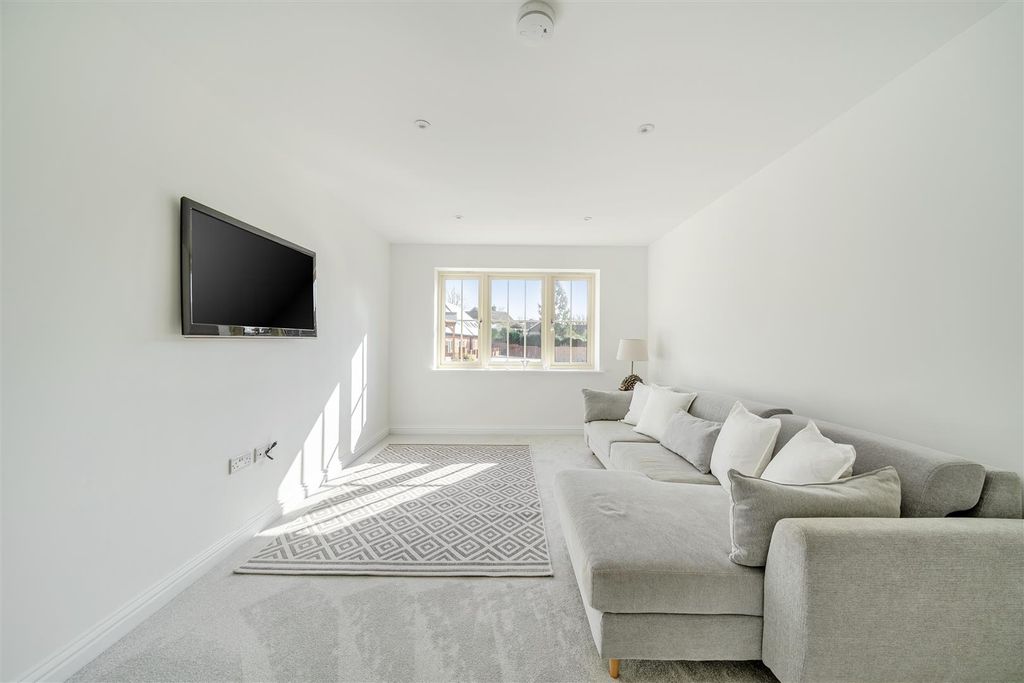 Property photo 2 of 18 Sitting Room