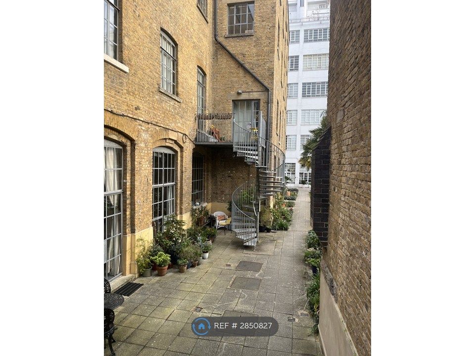 Property photo 3 of 19 Communal Private Garden Entrance