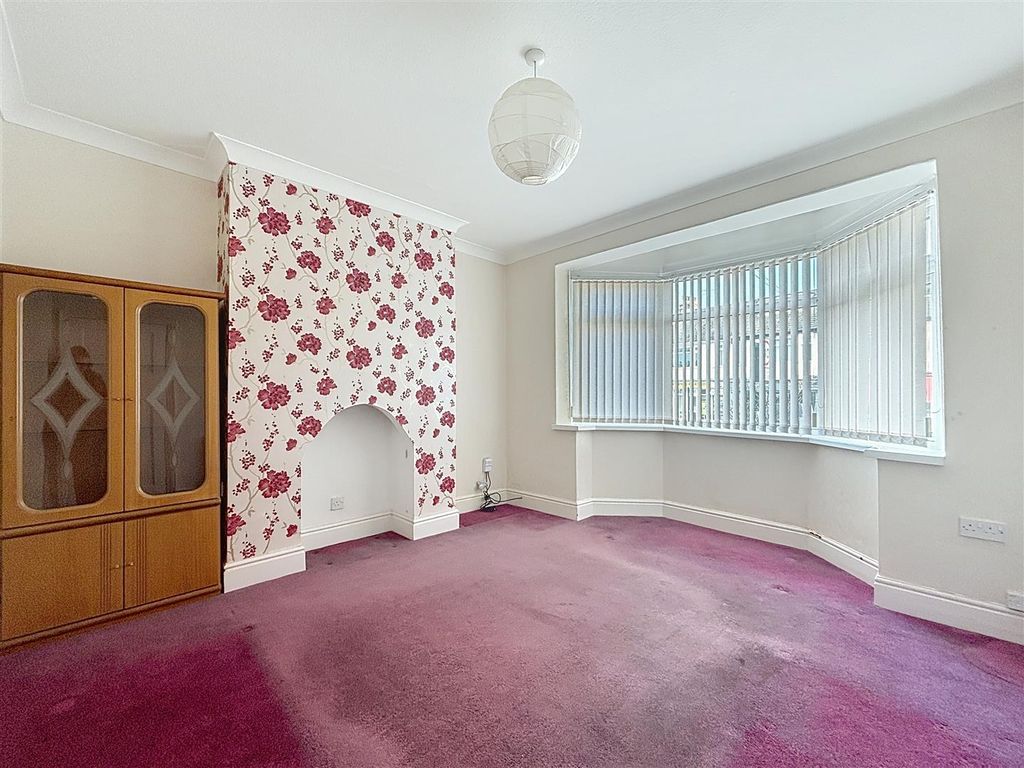 Property photo 3 of 22 Lounge