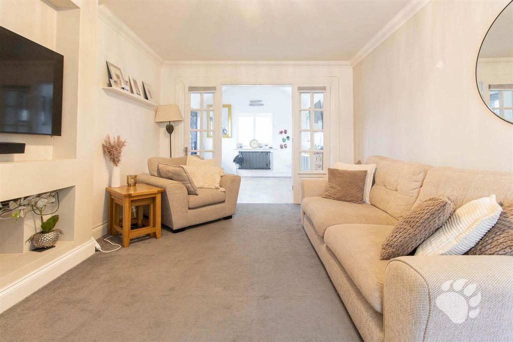 Property photo 3 of 30 Lounge