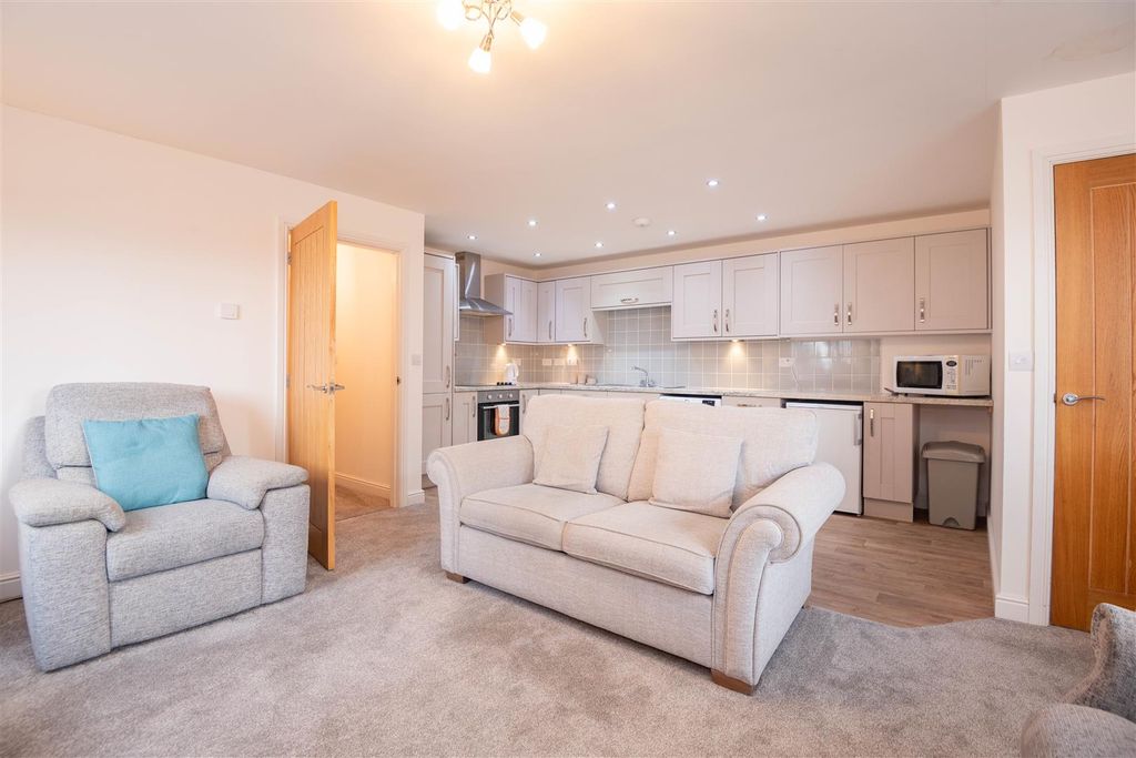 Property photo 2 of 13 Kitchen / Lounge