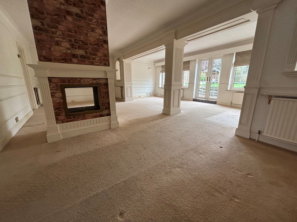 Property photo 1 of 11 Living Room