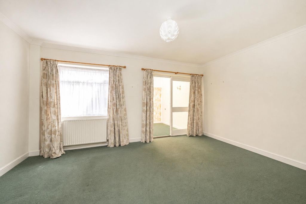 Property photo 3 of 11 Sitting Room (1)