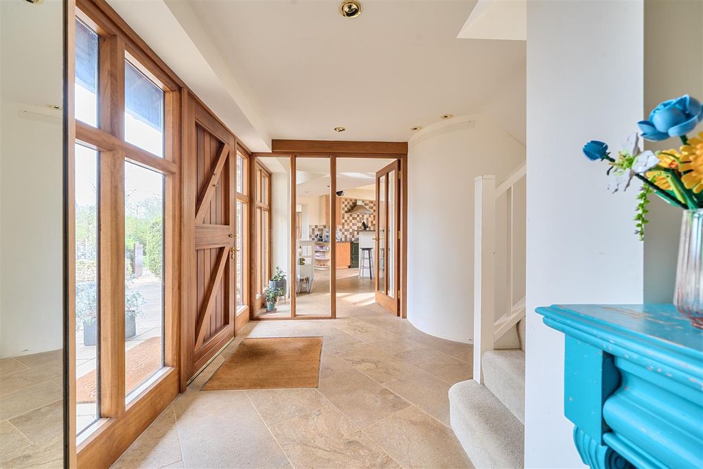 Property photo 2 of 20 Entrance Hall